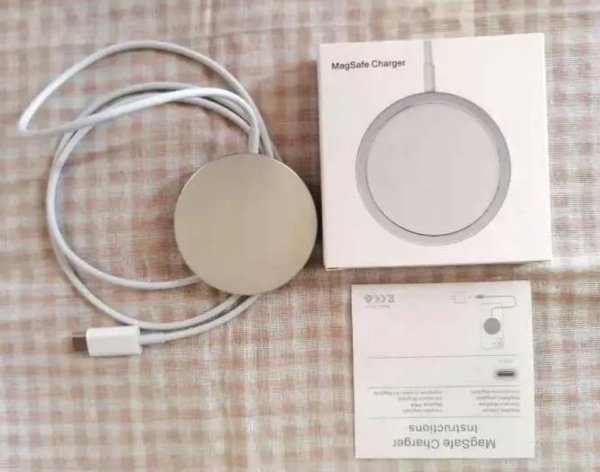 Photo1: iPhone12 Magsafe Charger with box import Japan  (1)